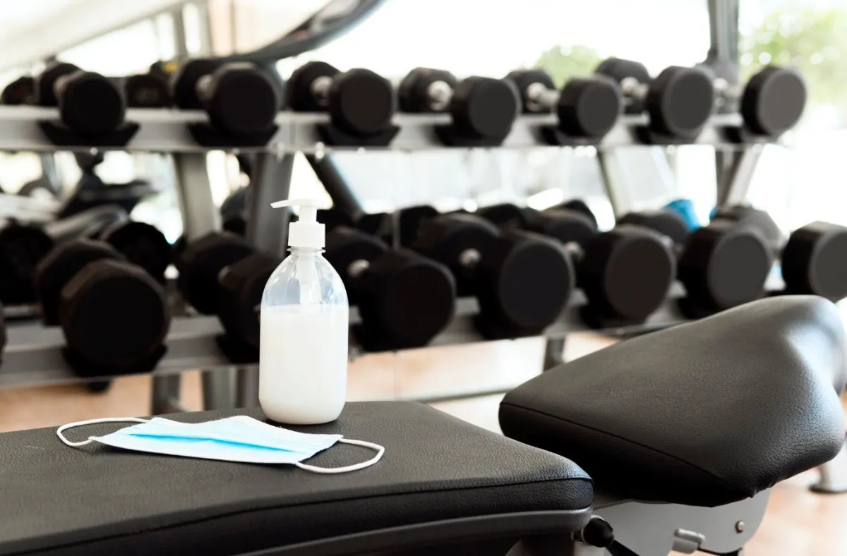 Professionelle Fitnessstudio Reinigung in Berlin für Trainings- und Sanitärbereiche. Sauberkeit für Mitglieder.