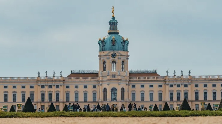 Professionelle Reinigungsfirma in Berlin für zuverlässige Gebäudereinigung. Sauberkeit für Gewerbe, Büros und Objekte jeder Größe.