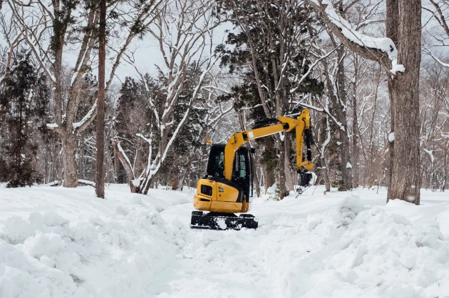 Mit Cleanserve haben Sie einen zuverlässiger Winterdienst in Berlin für Gehwege und Flächen. Schneeräumung und Streudienst nach Vorschrift.